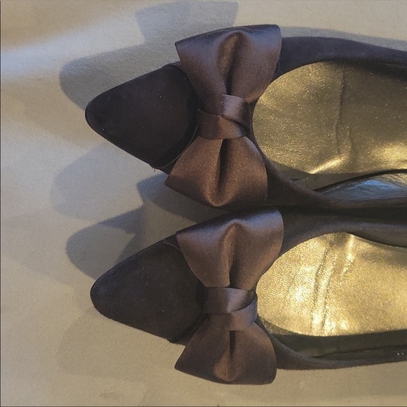 Stuart Weitzman 6.5N brown flats with satin bow - Picture 4 of 4